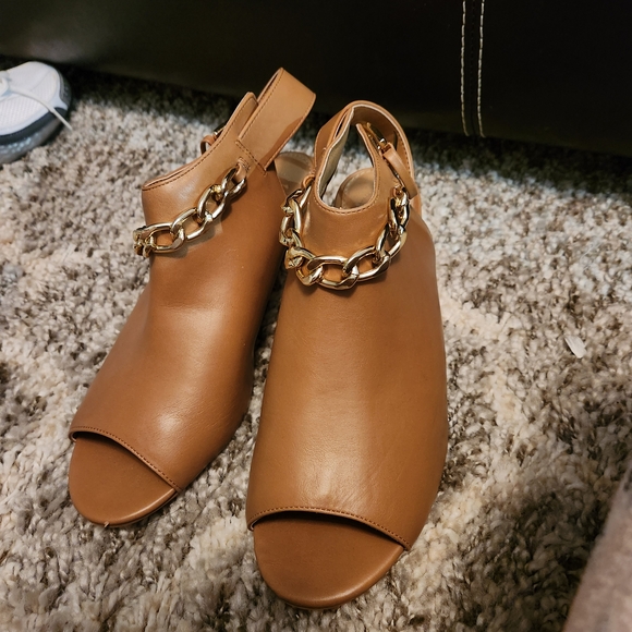 comfortview Shoes - Comfortview Tan Peep-Toe Mules with Gold Chain